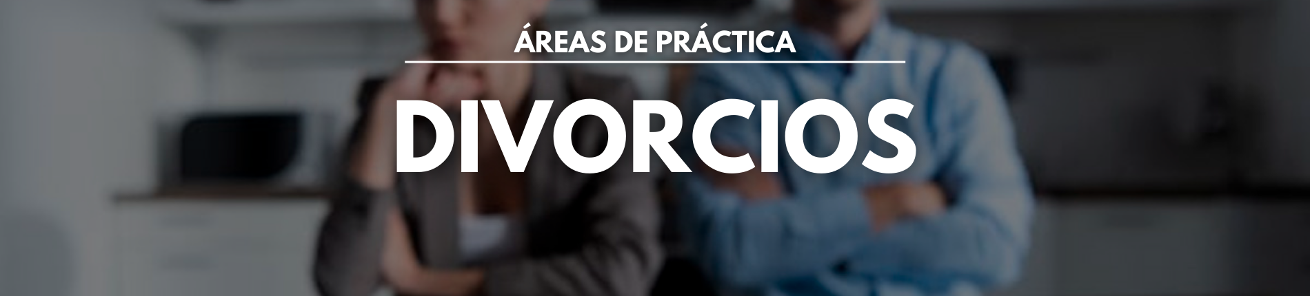 Foto con la palabra DIVORCIOS en mayúscula y un fondo con dos personas enojadas tramitando su separación.