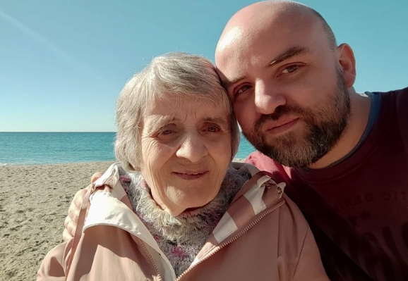 Alexis Demián Diograzia en la playa con su madre Sara