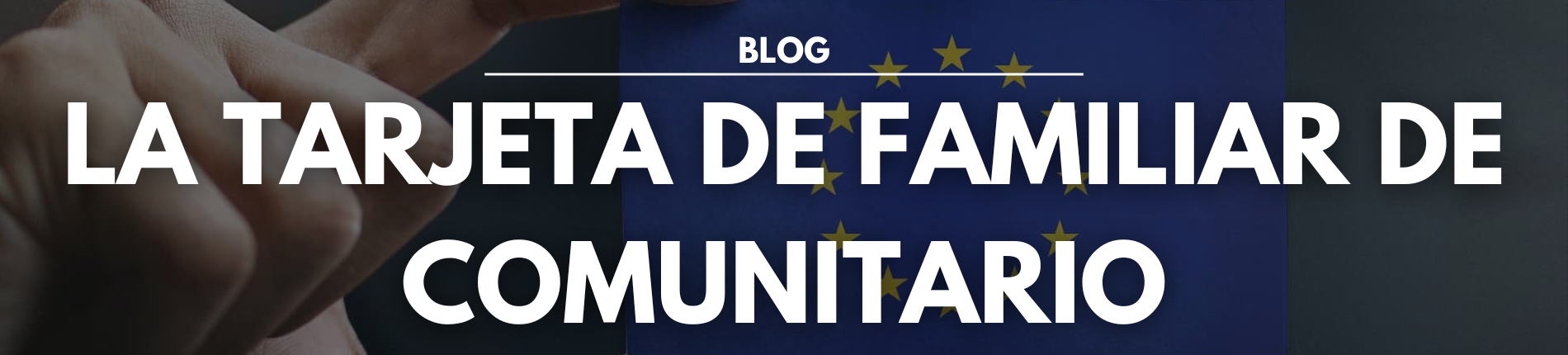 Foto con las palabras BLOG y LA TARJETA DE FAMILIAR DE COMUNITARIO en mayúsculas y un fondo con una persona agarrando la bandera de la Unión Europea.