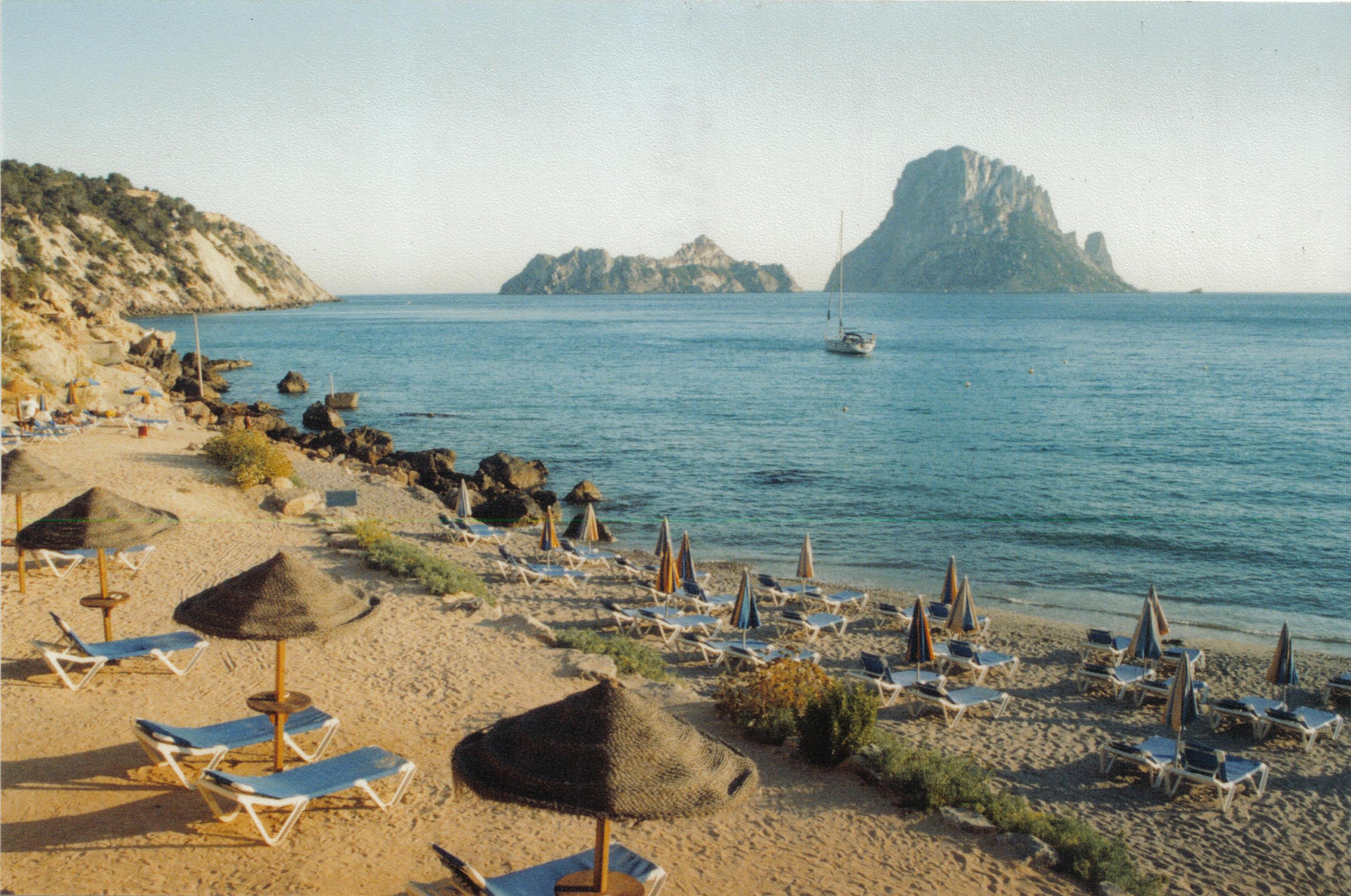 Foto de una playa de Ibiza, España.