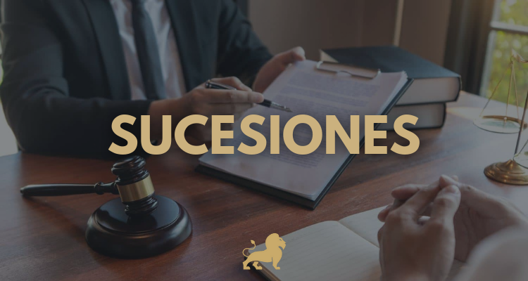 Foto botón con la palabra SUCESIÓN en mayúscula y un fondo con un abogado y un cliente en una consulta jurídica.