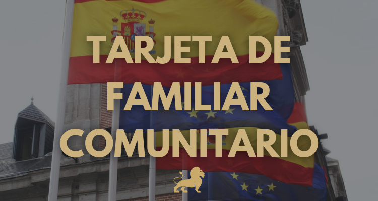 Foto botón con las palabras TARJETA DE FAMILIAR COMUNITARIO en mayúscula y un fondo con banderas de España y la Unión Europea.